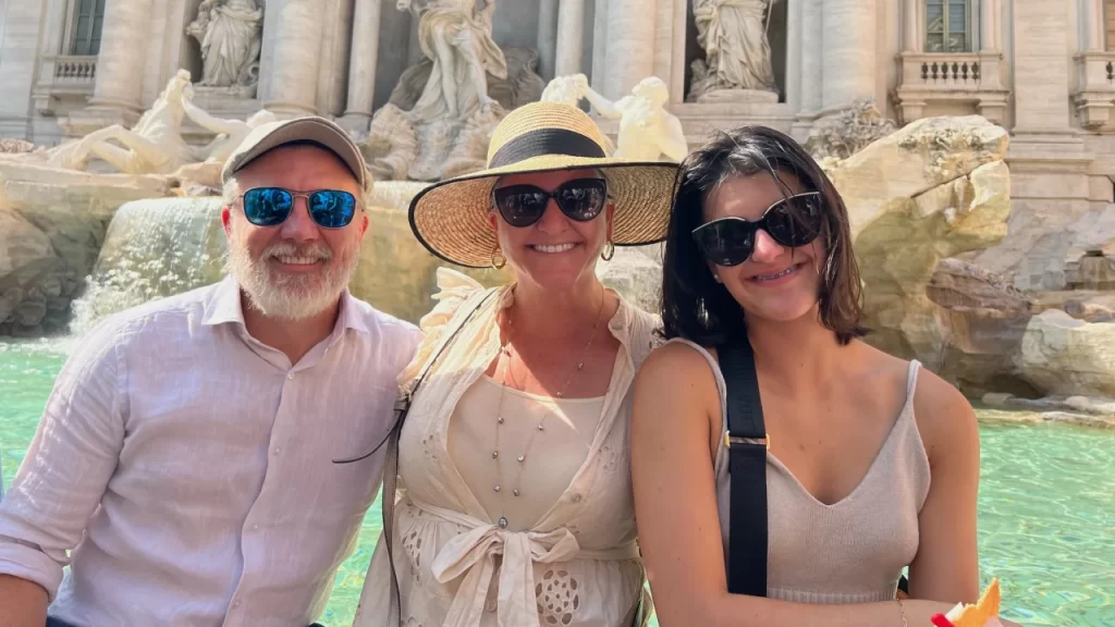 Brett Bunce e sua família de férias em Roma - em roupas que tiveram que comprar na chegada.